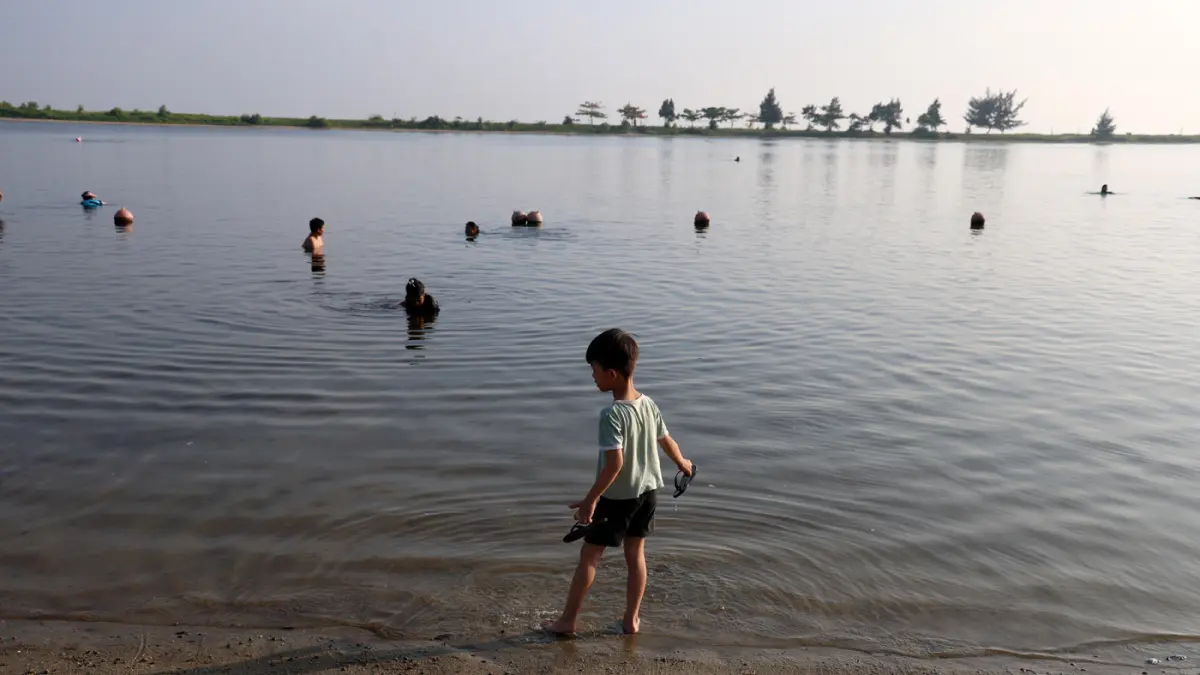 Sejumlah warga berekreasi menikmati suasana Pantai Lagoon Ancol, Jakarta Utara, Rabu (27/5/2026). (Dery Ridwansah/ JawaPos.com)