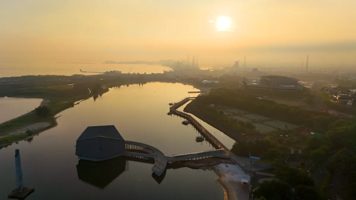 Umat Islam hendak melaksanakan shalat Idul Adha 1447 Hijriah di bawah surise Pantai Lagoon, Taman Impian Jaya Ancol, Jakarta, Rabu (27/5/2026). (Dery Ridwansah/ JawaPos.com)