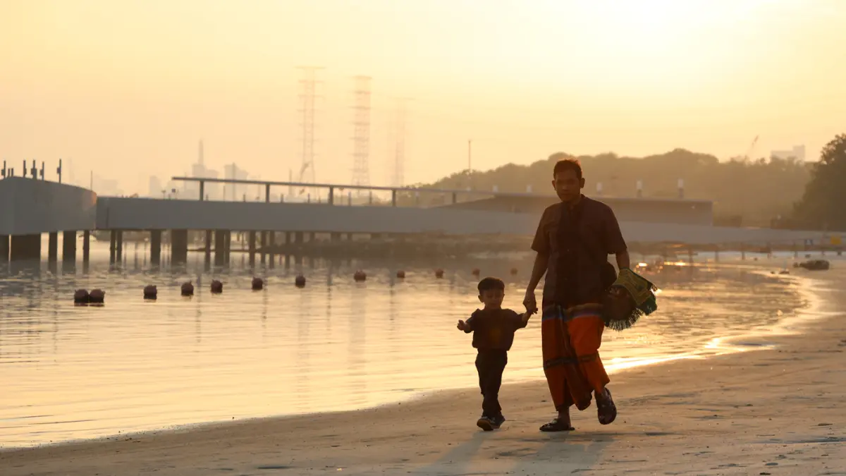 Umat Islam hendak melaksanakan shalat Idul Adha 1447 Hijriah di bawah surise Pantai Lagoon, Taman Impian Jaya Ancol, Jakarta, Rabu (27/5/2026). (Dery Ridwansah/ JawaPos.com)