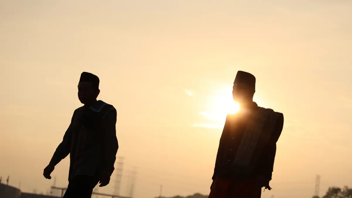 Umat Islam hendak melaksanakan shalat Idul Adha 1447 Hijriah di bawah surise Pantai Lagoon, Taman Impian Jaya Ancol, Jakarta, Rabu (27/5/2026). (Dery Ridwansah/ JawaPos.com)
