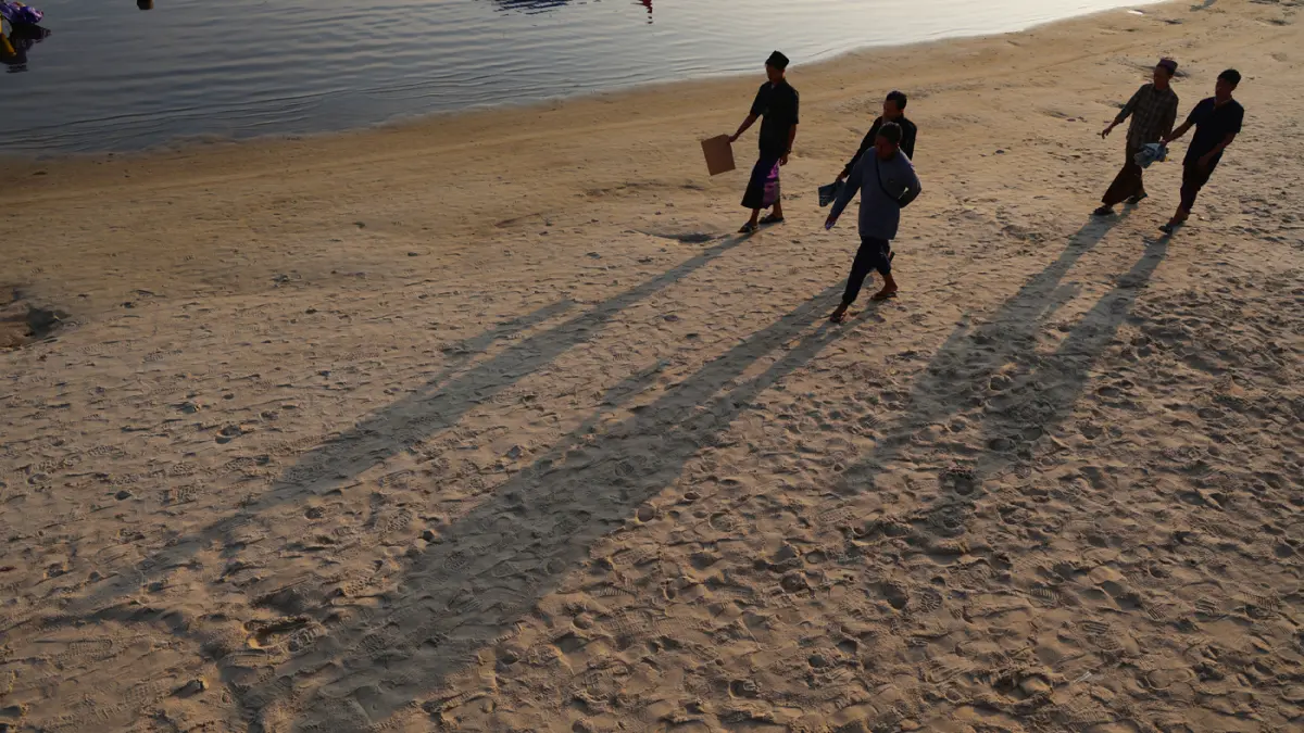 Umat Islam hendak melaksanakan shalat Idul Adha 1447 Hijriah di bawah surise Pantai Lagoon, Taman Impian Jaya Ancol, Jakarta, Rabu (27/5/2026). (Dery Ridwansah/ JawaPos.com)