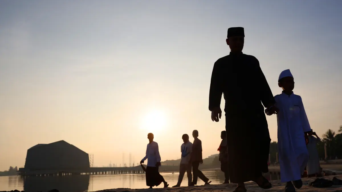 Umat Islam hendak melaksanakan shalat Idul Adha 1447 Hijriah di bawah surise Pantai Lagoon, Taman Impian Jaya Ancol, Jakarta, Rabu (27/5/2026).