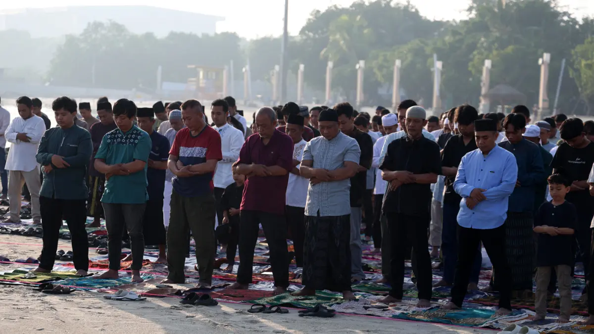 Umat Islam melaksanakan Shalat Idul Adha 1447 Hijriah di Pantai Lagoon, Taman Impian Jaya Ancol, Jakarta, Rabu (27/5/2026). (Dery Ridwansah/ JawaPos.com)