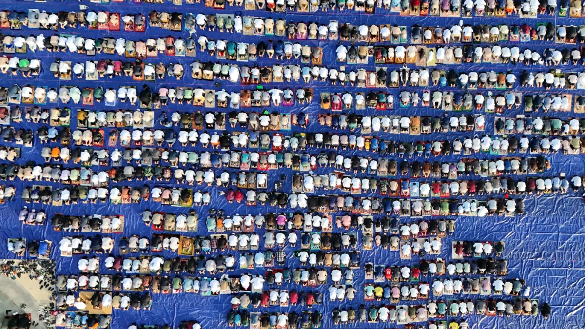 Umat Islam melaksanakan Shalat Idul Adha 1447 Hijriah di Pantai Lagoon, Taman Impian Jaya Ancol, Jakarta, Rabu (27/5/2026). (Dery Ridwansah/ JawaPos.com)