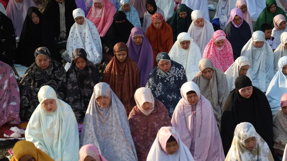 Umat Islam melaksanakan Shalat Idul Adha 1447 Hijriah di Pantai Lagoon, Taman Impian Jaya Ancol, Jakarta, Rabu (27/5/2026). (Dery Ridwansah/ JawaPos.com)