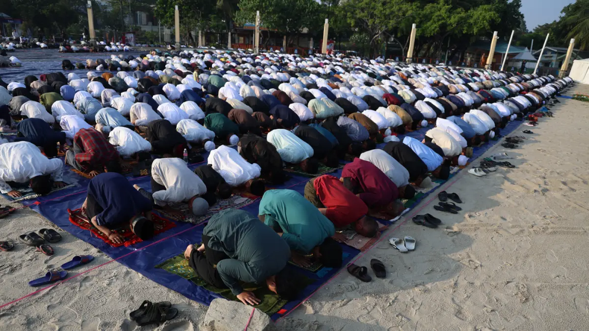 Umat Islam melaksanakan Shalat Idul Adha 1447 Hijriah di Pantai Lagoon, Taman Impian Jaya Ancol, Jakarta, Rabu (27/5/2026). (Dery Ridwansah/ JawaPos.com)