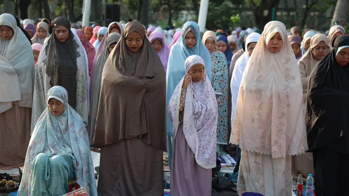 Umat Islam melaksanakan Shalat Idul Adha 1447 Hijriah di Pantai Lagoon, Taman Impian Jaya Ancol, Jakarta, Rabu (27/5/2026). (Dery Ridwansah/ JawaPos.com)