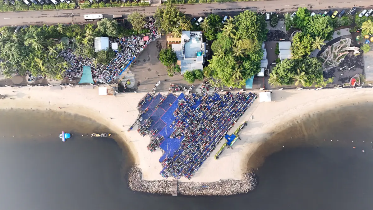 Umat Islam melaksanakan Shalat Idul Adha 1447 Hijriah di Pantai Lagoon, Taman Impian Jaya Ancol, Jakarta, Rabu (27/5/2026). (Dery Ridwansah/ JawaPos.com)