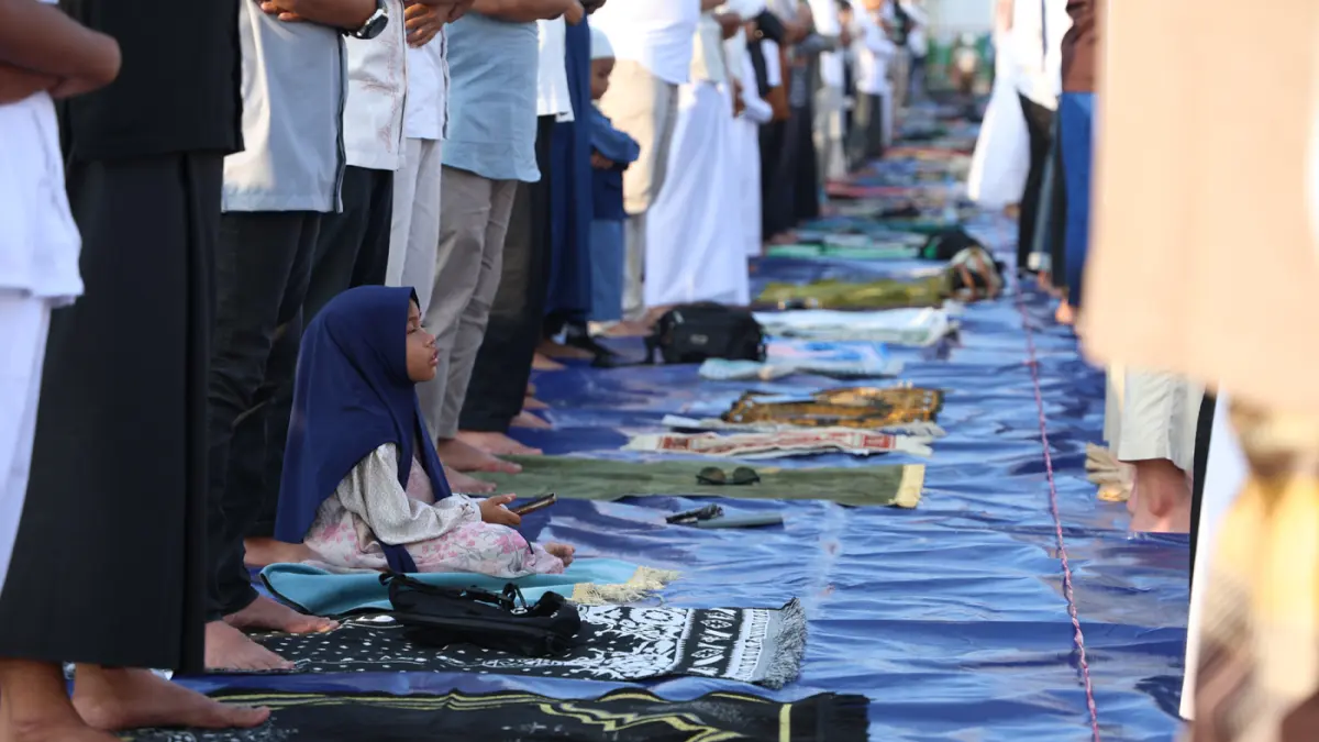 Umat Islam melaksanakan Shalat Idul Adha 1447 Hijriah di Pantai Lagoon, Taman Impian Jaya Ancol, Jakarta, Rabu (27/5/2026). (Dery Ridwansah/ JawaPos.com)