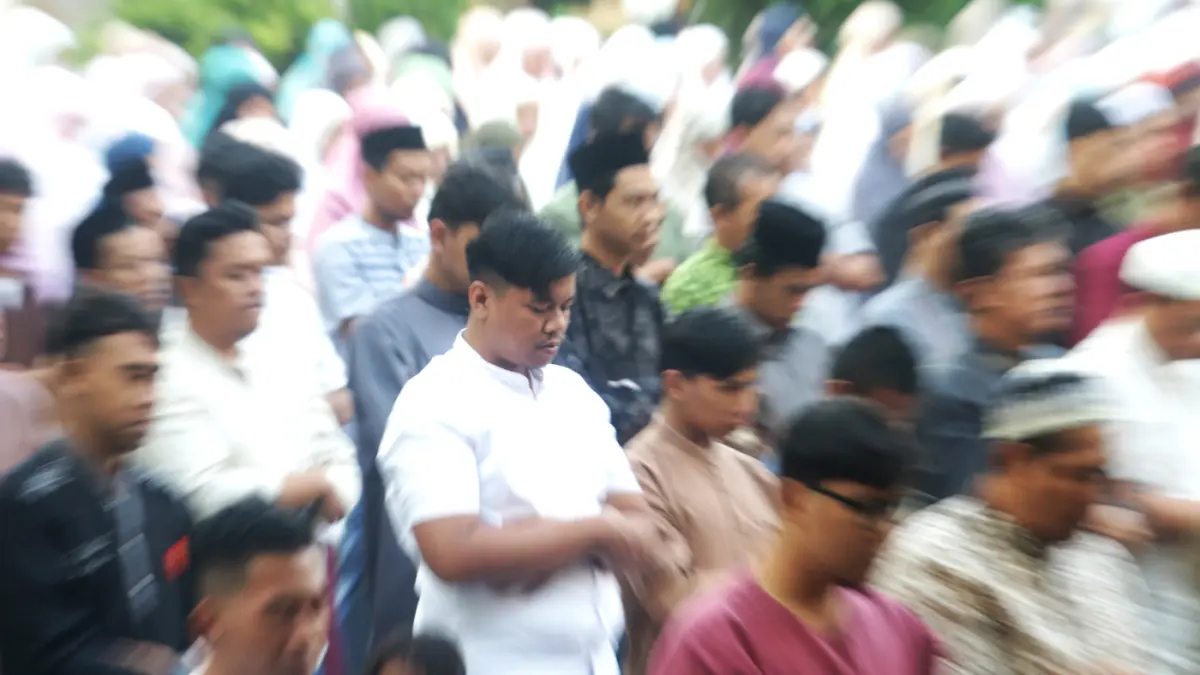 Umat Islam melaksanakan Sholat Idul Adha 1447 Hijriah di halaman gedung cagar budaya Lawang Sewu, Semarang, Jawa Tengah, Rabu (27/5/2026). (Nur Chamim/Jawa Pos Radar Semarang)