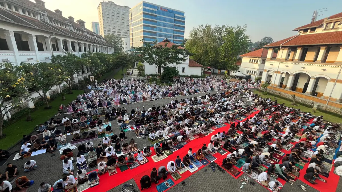 Umat Islam melaksanakan Sholat Idul Adha 1447 Hijriah di halaman gedung cagar budaya Lawang Sewu, Semarang, Jawa Tengah, Rabu (27/5/2026). (Nur Chamim/Jawa Pos Radar Semarang)