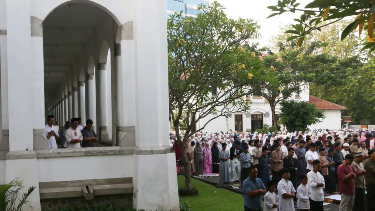 Umat Islam melaksanakan Sholat Idul Adha 1447 Hijriah di halaman gedung cagar budaya Lawang Sewu, Semarang, Jawa Tengah, Rabu (27/5/2026). (Nur Chamim/Jawa Pos Radar Semarang)