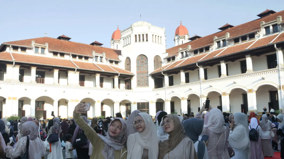 Umat Islam melaksanakan Sholat Idul Adha 1447 Hijriah di halaman gedung cagar budaya Lawang Sewu, Semarang, Jawa Tengah, Rabu (27/5/2026). (Nur Chamim/Jawa Pos Radar Semarang)