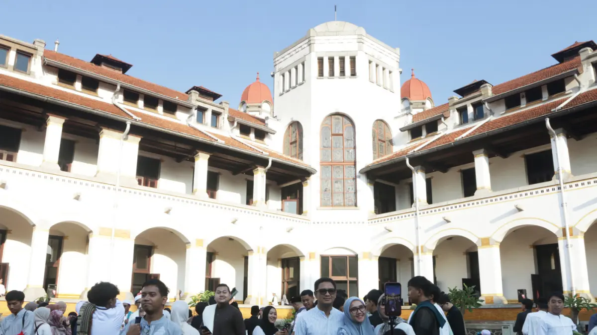 Umat Islam melaksanakan Sholat Idul Adha 1447 Hijriah di halaman gedung cagar budaya Lawang Sewu, Semarang, Jawa Tengah, Rabu (27/5/2026). (Nur Chamim/Jawa Pos Radar Semarang)