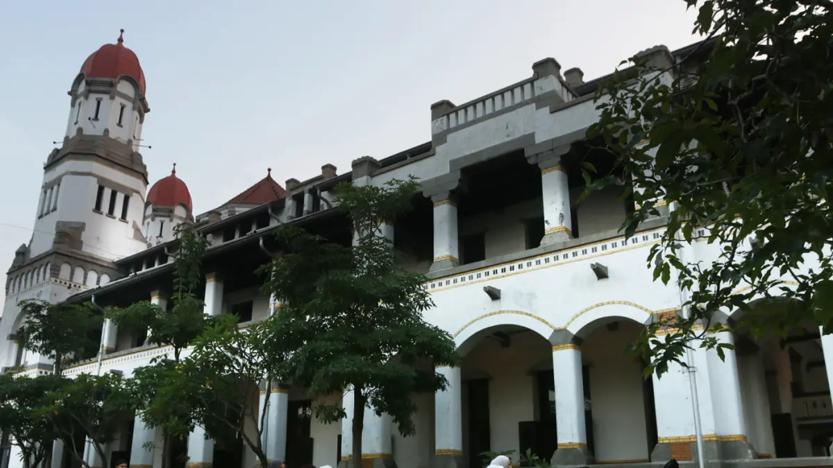 Umat Islam melaksanakan Sholat Idul Adha 1447 Hijriah di halaman gedung cagar budaya Lawang Sewu, Semarang, Jawa Tengah, Rabu (27/5/2026). (Nur Chamim/Jawa Pos Radar Semarang)