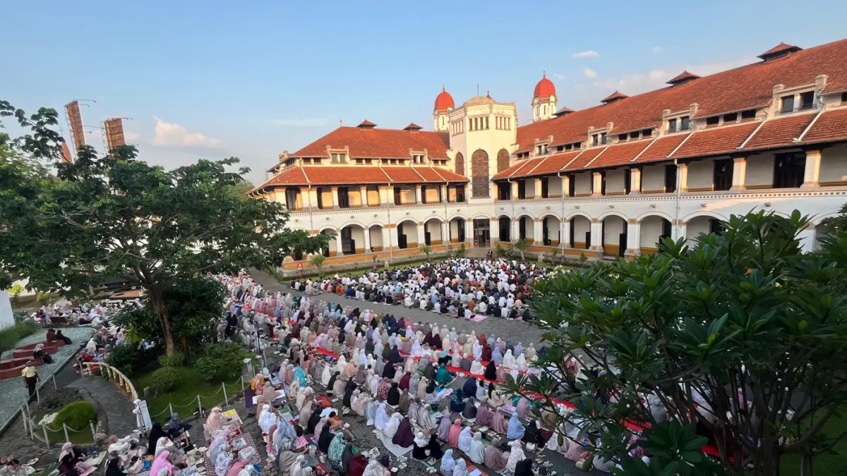 Umat Islam melaksanakan Sholat Idul Adha 1447 Hijriah di halaman gedung cagar budaya Lawang Sewu, Semarang, Jawa Tengah, Rabu (27/5/2026). (Nur Chamim/Jawa Pos Radar Semarang)