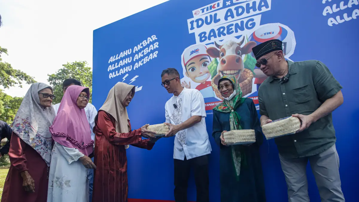 Direktur Nasional TIKI Achmad Ferwito (Kiri), Komisaris Utama TIKI Nuraini (tengah), dan Presiden Direktur JNE Mohamad Feriadi Soeprapto (kanan) memberikan daging kurban di Yayasan Taman Yatim Piatu Tuna Netra (YATUNA) di Jakarta, Rabu (27/5/2026). (Salma