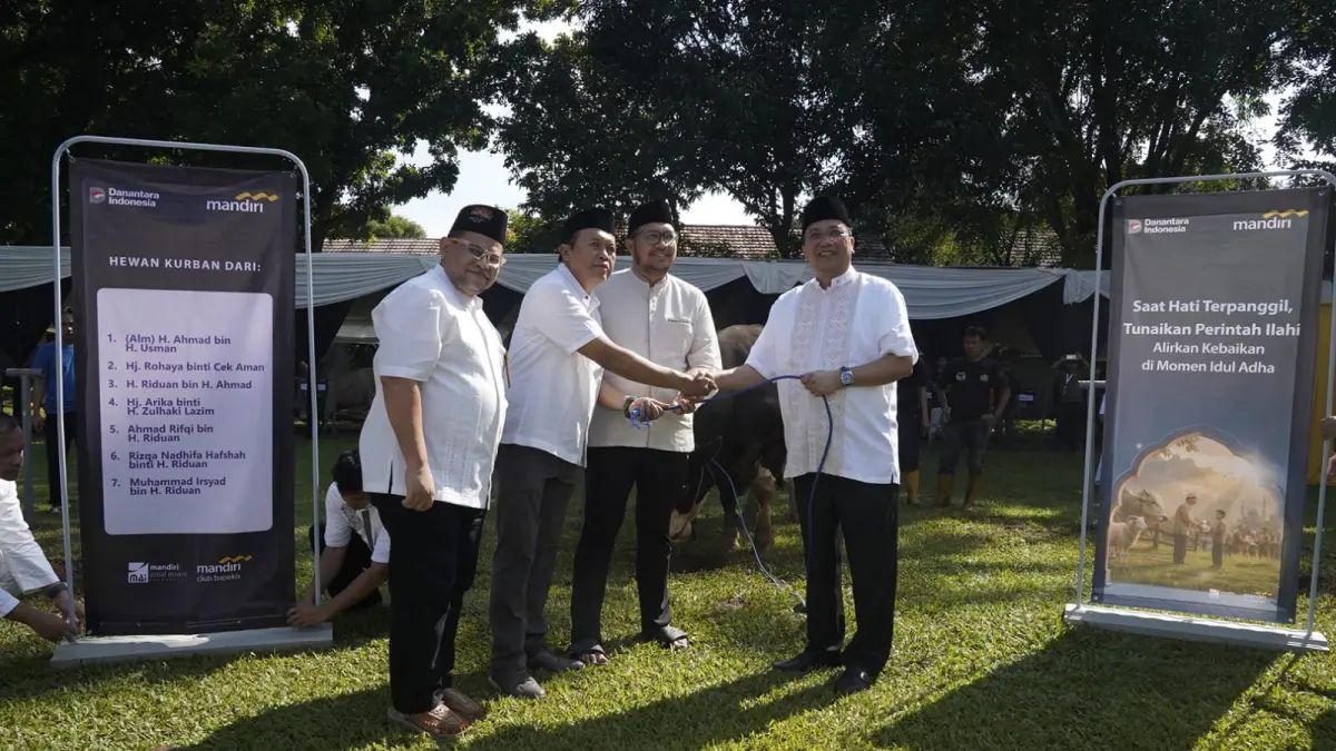 Direktur Utama Bank Mandiri Riduan, Senior Vice President (SVP) Corporate Banking Bank Mandiri, SVP Special Asset Management Bank Mandiri Bambang Saepudin, dan Direktur Utama Mandiri Amal Insani Zainal Abadin saat penyerahan sapi kurban