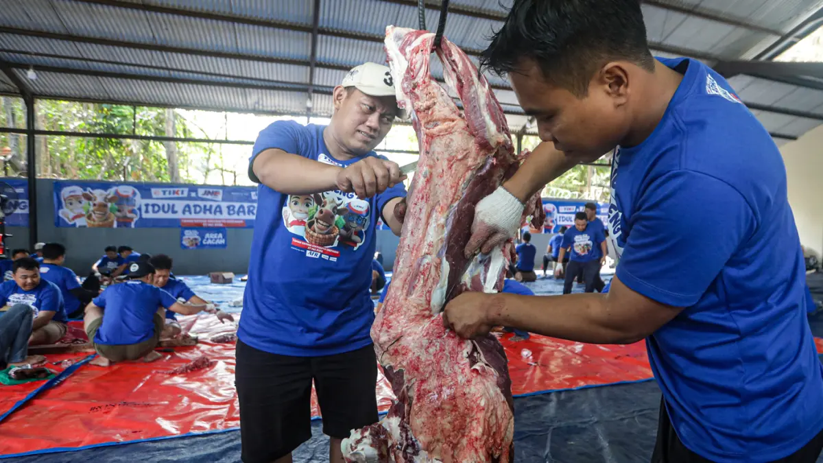 Pekerja memotong daging kurban di Yayasan Taman Yatim Piatu Tuna Netra (YATUNA) di Jakarta, Rabu (27/5/2026). (Salman Toyibi/Jawa Pos)