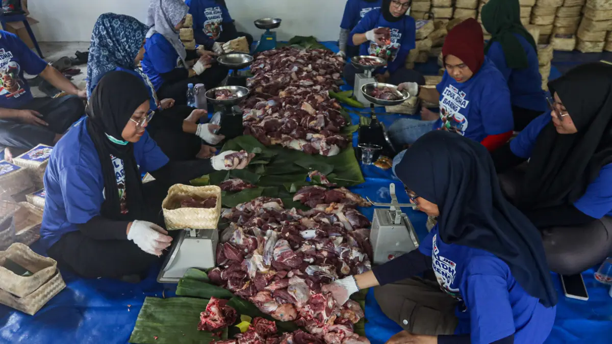 Pekerja memotong daging kurban di Yayasan Taman Yatim Piatu Tuna Netra (YATUNA) di Jakarta, Rabu (27/5/2026). (Salman Toyibi/Jawa Pos)