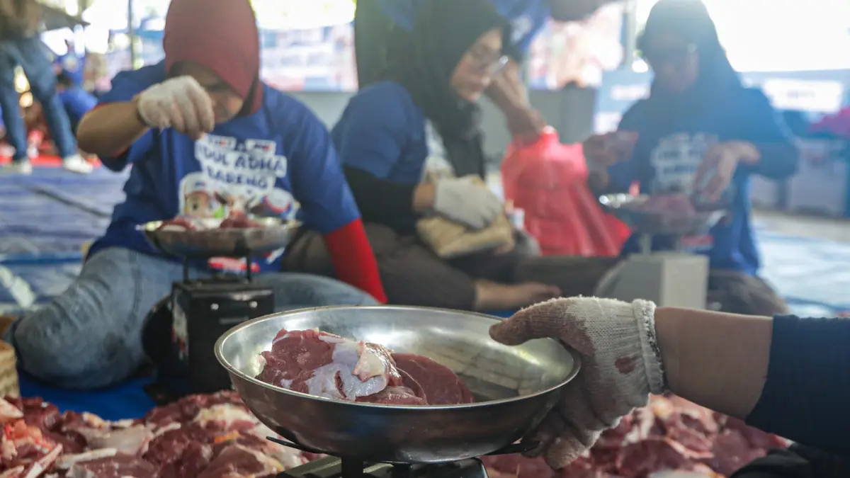 Pekerja memotong daging kurban di Yayasan Taman Yatim Piatu Tuna Netra (YATUNA) di Jakarta, Rabu (27/5/2026). (Salman Toyibi/Jawa Pos)