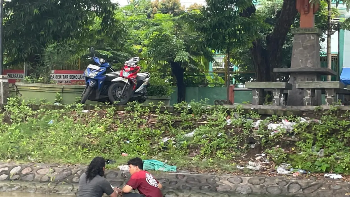 DLH Surabaya Temukan Warga Cuci Rumen di Sungai, Pelanggar Kena Sanksi Tipiring - Image