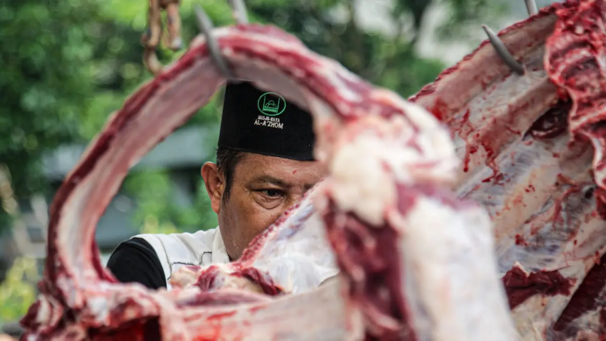 Sejumlah peanitia kurban menyembelih dan membagi daging sapi kurban di Masjid Al Azhom, Kota Tangerang, Rabu (27/05/2026). (Hanung Hambara/Jawa Pos)