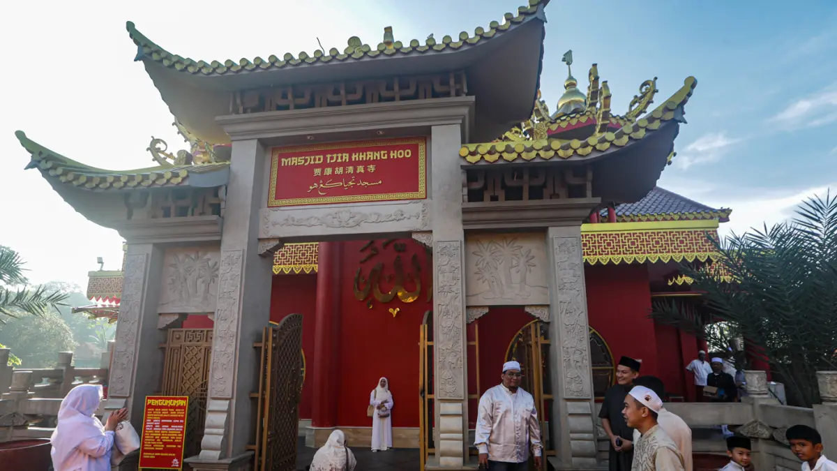 Umat Islam berjalan usai melaksanakan Shalat Idul Adha 1447 Hijriah di Masjid bernuansa Tionghoa, Tjia Khang Hoo, Pasar Rebo, Jakarta, Rabu (27/5/2026). (Salman Toyibi/Jawa Pos)
