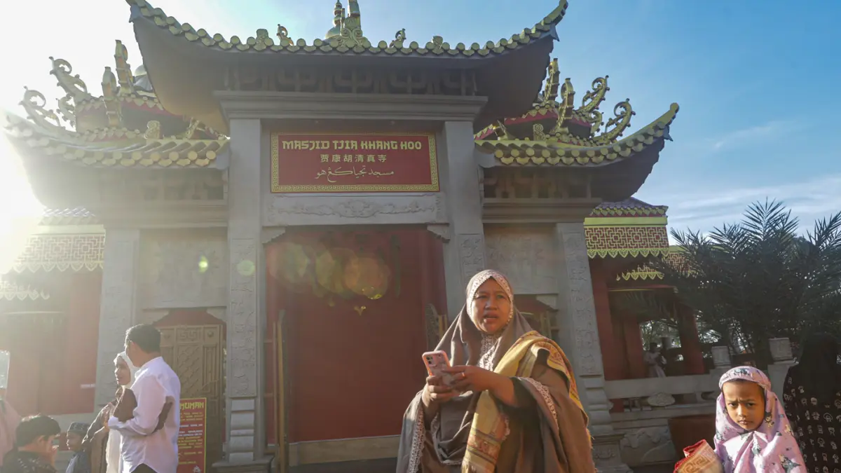 Umat Islam berjalan usai melaksanakan Shalat Idul Adha 1447 Hijriah di Masjid bernuansa Tionghoa, Tjia Khang Hoo, Pasar Rebo, Jakarta, Rabu (27/5/2026). (Salman Toyibi/Jawa Pos)