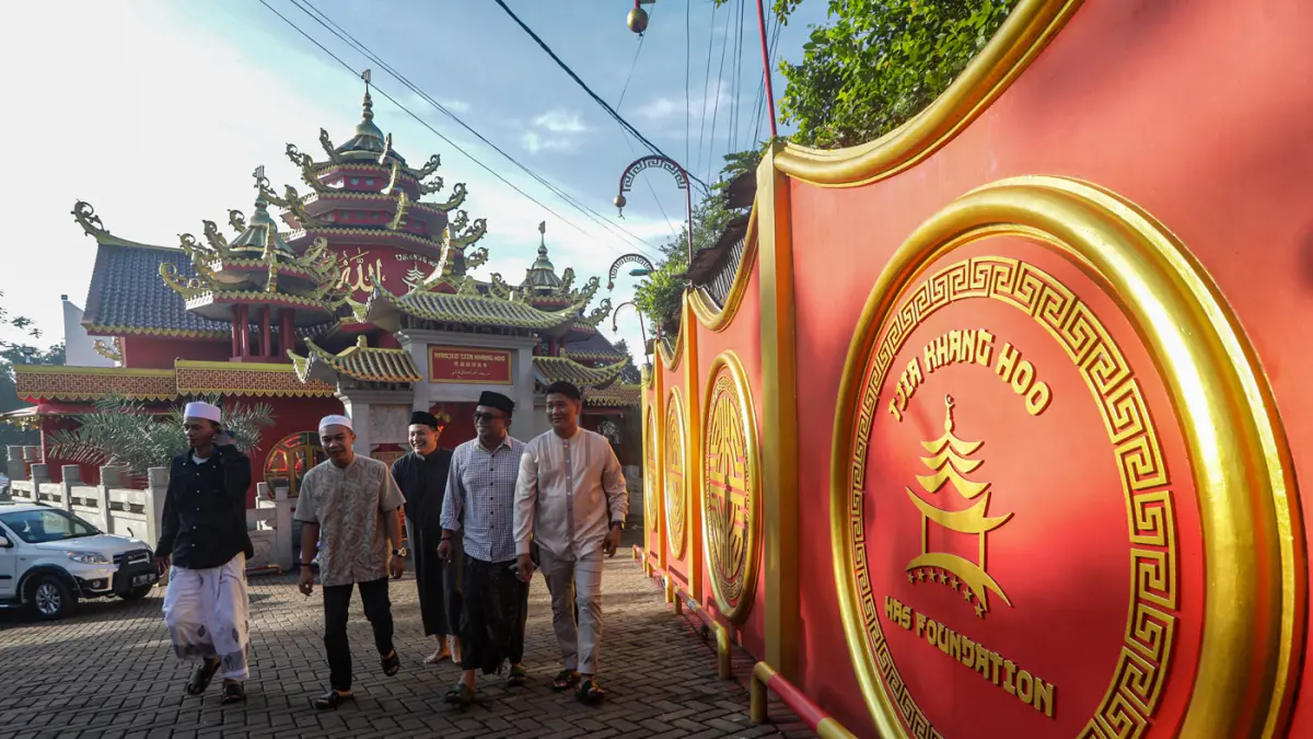 Umat Islam berjalan usai melaksanakan Shalat Idul Adha 1447 Hijriah di Masjid bernuansa Tionghoa, Tjia Khang Hoo, Pasar Rebo, Jakarta, Rabu (27/5/2026). (Salman Toyibi/Jawa Pos)