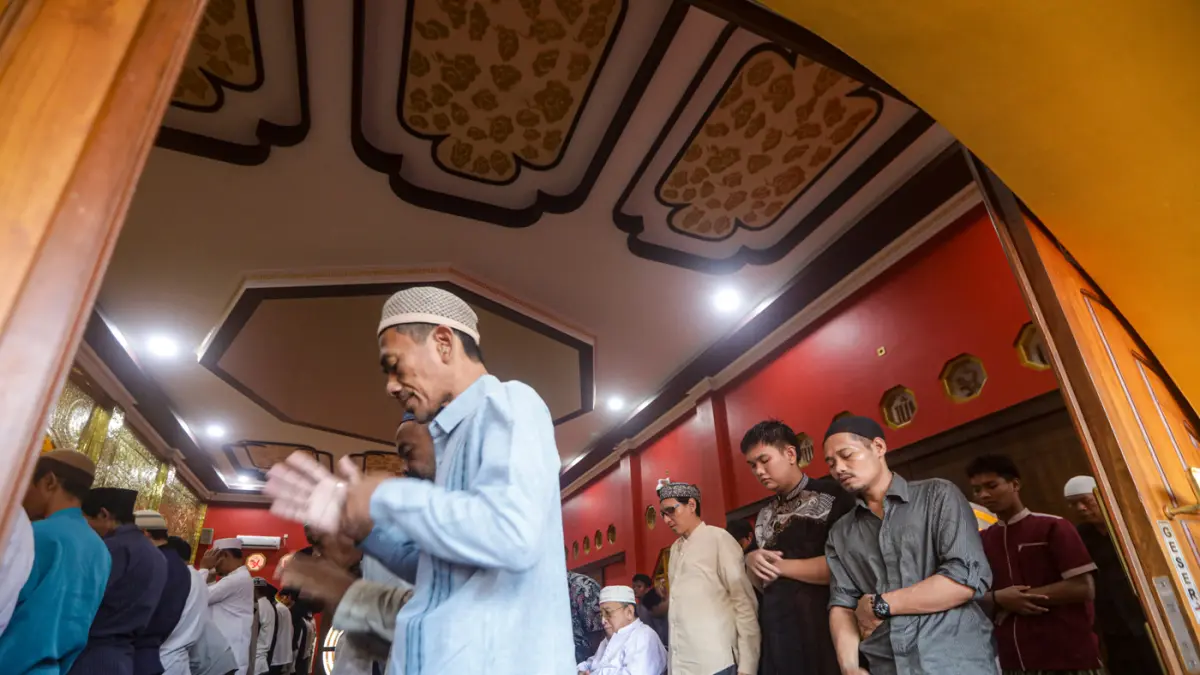Umat Islam melaksanakan Shalat Idul Adha 1447 Hijriah di Masjid bernuansa Tionghoa, Tjia Khang Hoo, Pasar Rebo, Jakarta, Rabu (27/5/2026). (Salman Toyibi/Jawa Pos)
