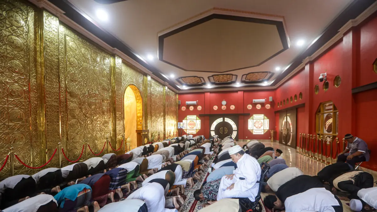 Umat Islam melaksanakan Shalat Idul Adha 1447 Hijriah di Masjid bernuansa Tionghoa, Tjia Khang Hoo, Pasar Rebo, Jakarta, Rabu (27/5/2026). (Salman Toyibi/Jawa Pos)