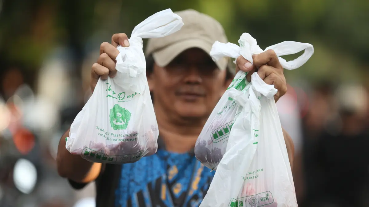Warga mengantre pembagian daging kurban di salah satu Masjid di kawasan Senayan, Jakarta, Rabu (27/5/2026). (Dery Ridwansah/ JawaPos.com)