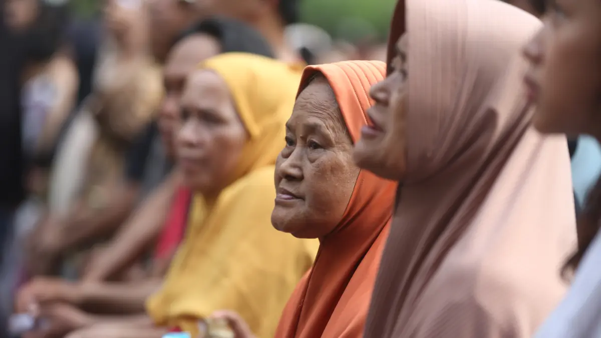 Warga mengantre pembagian daging kurban di salah satu Masjid di kawasan Senayan, Jakarta, Rabu (27/5/2026). (Dery Ridwansah/ JawaPos.com)