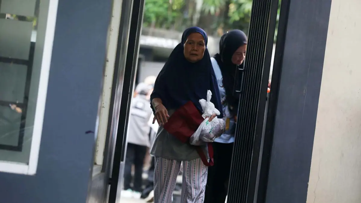 Warga mengantre pembagian daging kurban di salah satu Masjid di kawasan Senayan, Jakarta, Rabu (27/5/2026). (Dery Ridwansah/ JawaPos.com)