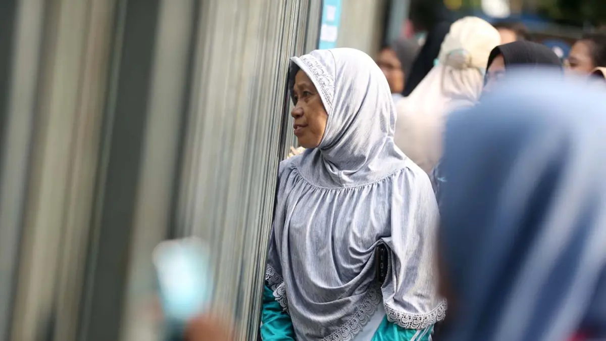 Warga mengantre pembagian daging kurban di salah satu Masjid di kawasan Senayan, Jakarta, Rabu (27/5/2026). (Dery Ridwansah/ JawaPos.com)