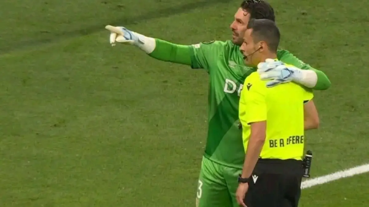 Penjaga gawang asal argentina Augusto Batalla berbicara kepada wasit soal penonton kolaps di tribun saat finas UEFA Conference League. (Istimewa) - Image