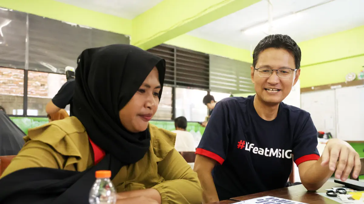 Deputy President Director and Chief Risk Officer MSIG Life Tomoyuki Monden memberikan workshop literasi keuangan kepada orang tua.