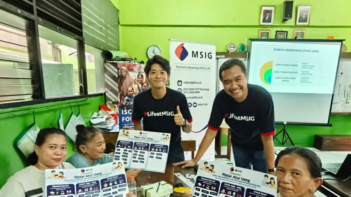 Director and Chief Transformation Officer MSIG Life Ken Terada foto bersama peserta pada workshop literasi keuangan "Pintar Atur Uang".