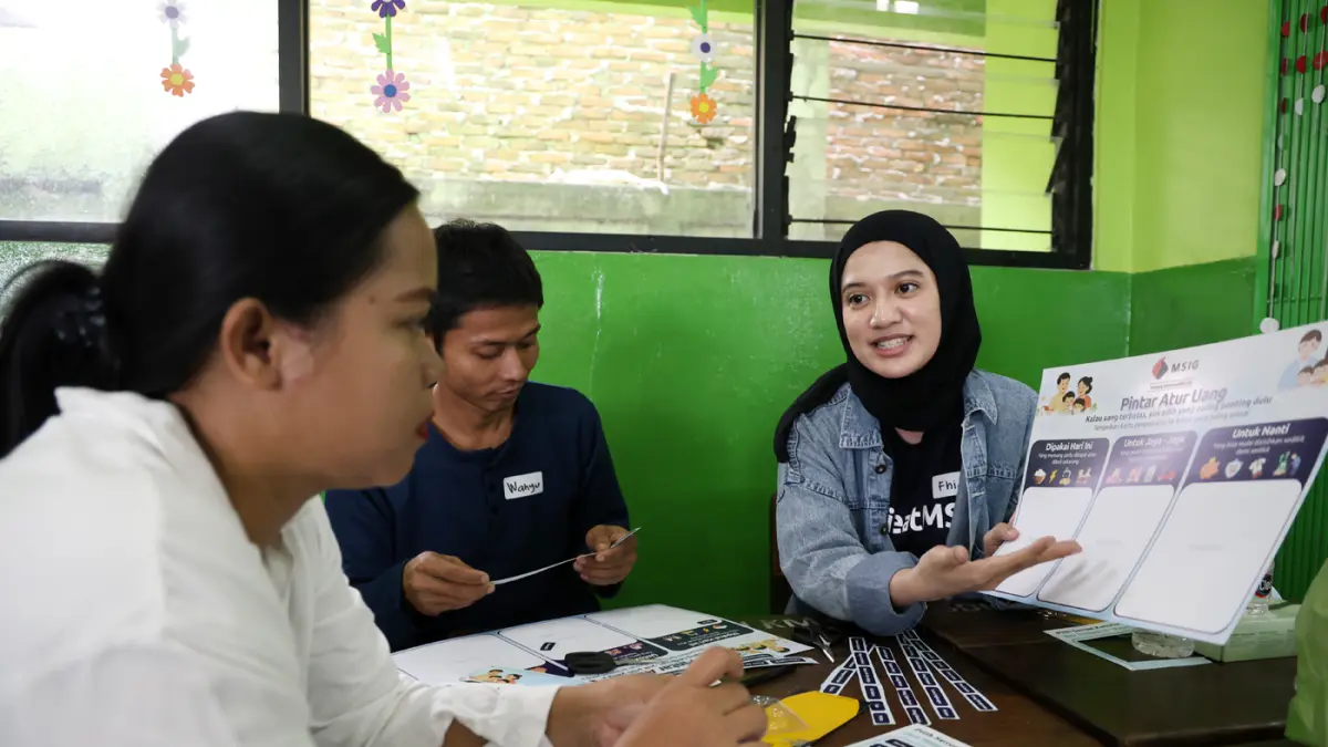 Karyawan dari MSIG Life saat memberikan workshop literasi keuangan kepada masyarakat.