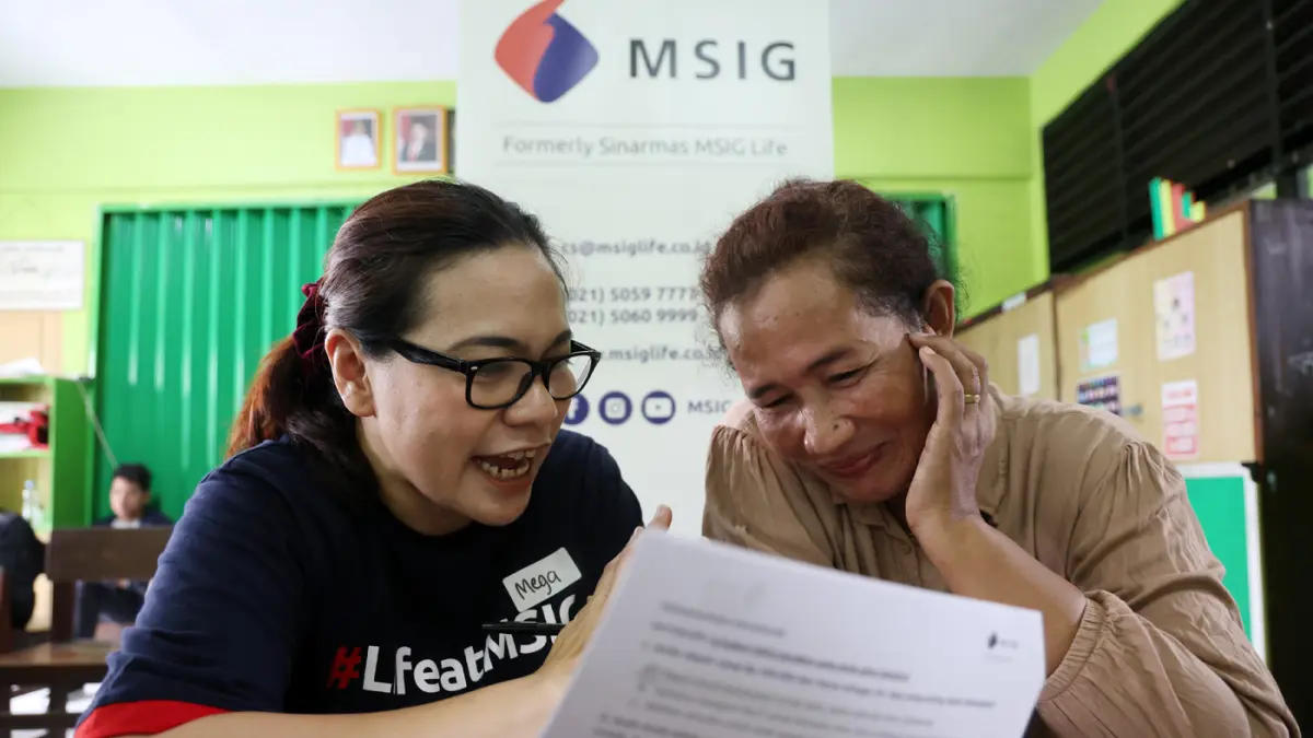Karyawan dari MSIG Life saat memberikan workshop literasi keuangan kepada masyarakat.