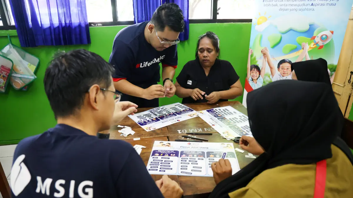 Karyawan dari MSIG Life saat memberikan workshop literasi keuangan kepada masyarakat.