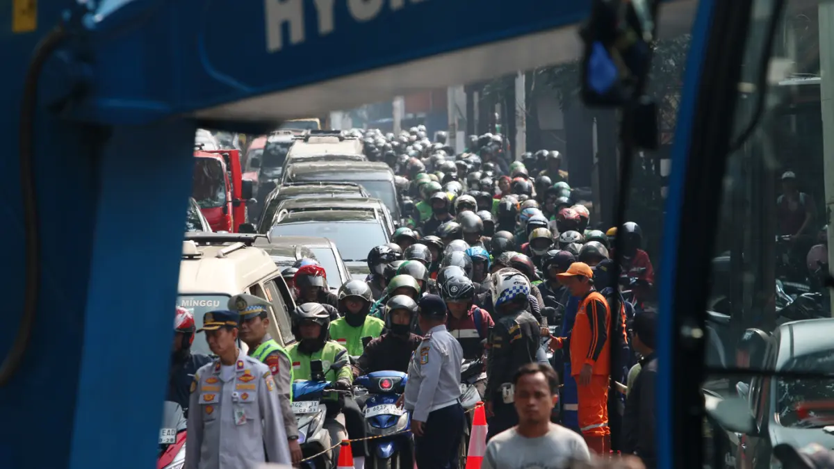 Perbaiki kondisi jalan yang amblas di Jalan Raya Lenteng Agung, Jakarta Selatan, Jumat (29/5/2026). (Dery Ridwansah/ JawaPos.com)
