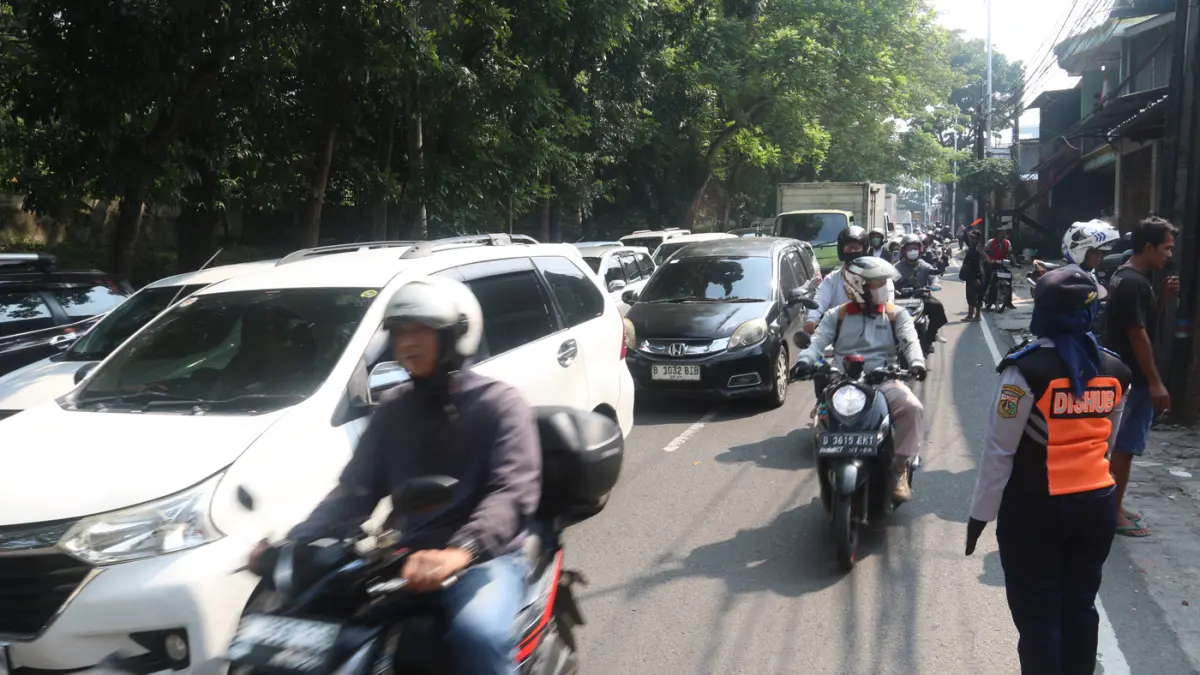 Perbaiki kondisi jalan yang amblas di Jalan Raya Lenteng Agung, Jakarta Selatan, Jumat (29/5/2026). (Dery Ridwansah/ JawaPos.com)