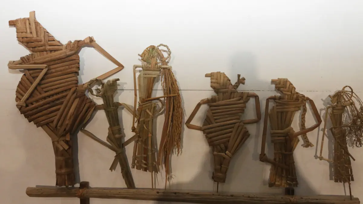 Peserta sepeda tua internasional dari berbagai negara belajar membuat Wayang Suket di halaman Gedung Oudetrap, Kota Lama Semarang, Kamis (28/5/2026). (Nur Chamim/Jawa Pos Radar Semarang)