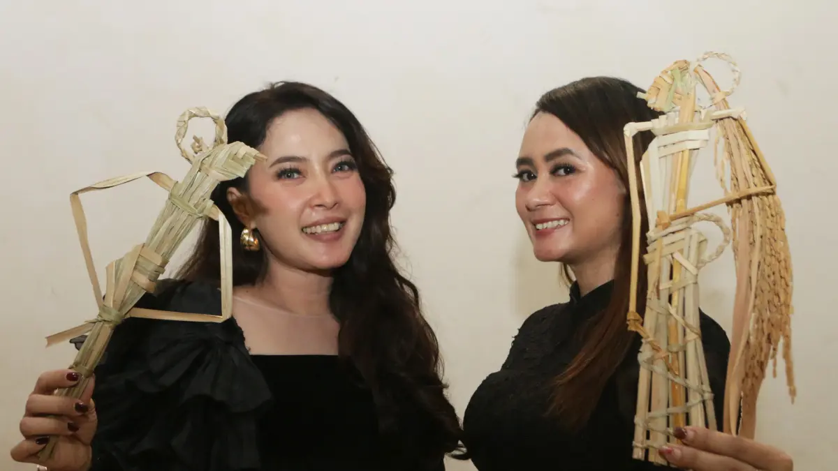 Peserta sepeda tua internasional dari berbagai negara belajar membuat Wayang Suket di halaman Gedung Oudetrap, Kota Lama Semarang, Kamis (28/5/2026). (Nur Chamim/Jawa Pos Radar Semarang)