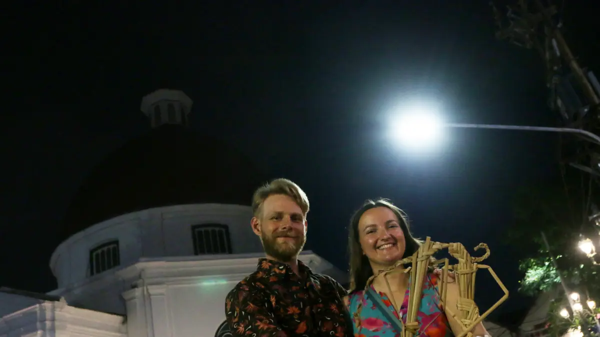 Peserta sepeda tua internasional dari berbagai negara belajar membuat Wayang Suket di halaman Gedung Oudetrap, Kota Lama Semarang, Kamis (28/5/2026). (Nur Chamim/Jawa Pos Radar Semarang)