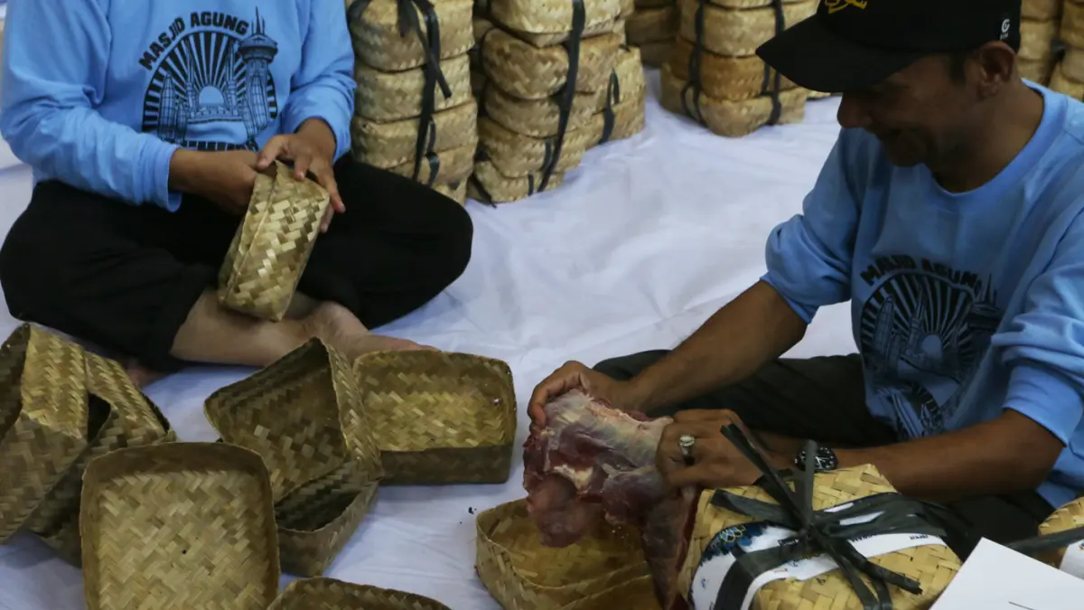 Petugas dan tim jagal menyelesaikan penyembelihan 15 sapi dan 28 kambing kurban di kompleks Masjid Agung Jawa Tengah,Kota Semarang Kamis (28/5/2026). (Nur Chamim/ JawaPos.com)