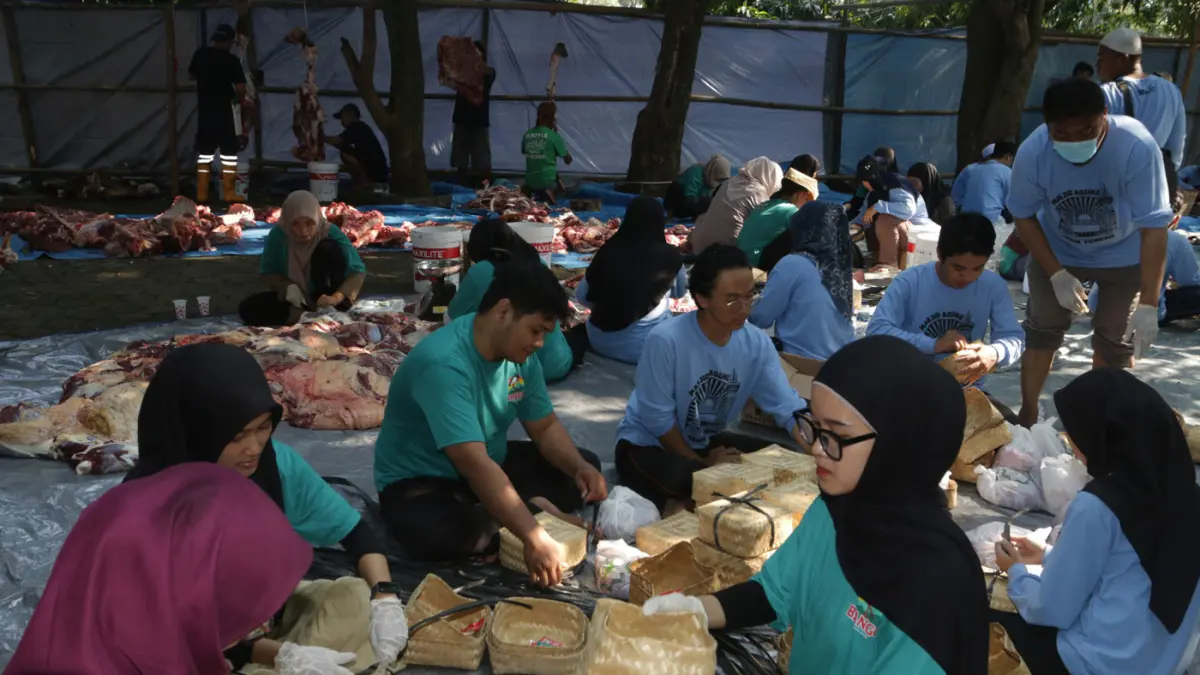 Petugas dan tim jagal menyelesaikan penyembelihan 15 sapi dan 28 kambing kurban di kompleks Masjid Agung Jawa Tengah,Kota Semarang Kamis (28/5/2026). (Nur Chamim/ JawaPos.com)