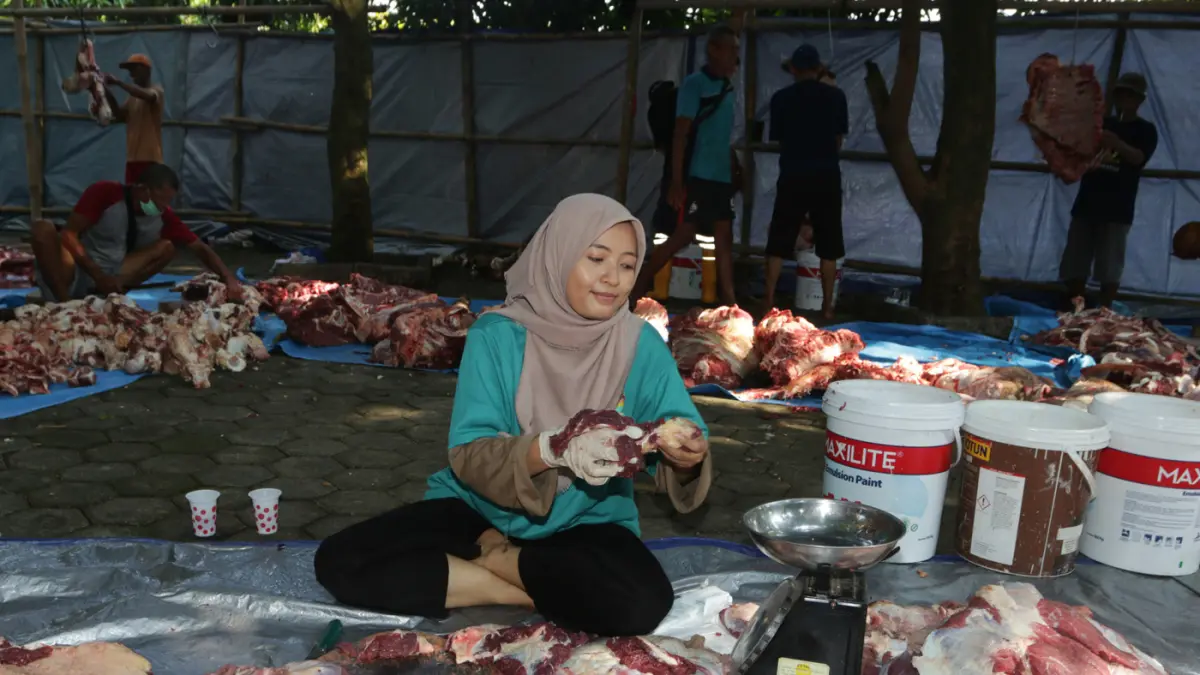 Petugas dan tim jagal menyelesaikan penyembelihan 15 sapi dan 28 kambing kurban di kompleks Masjid Agung Jawa Tengah,Kota Semarang Kamis (28/5/2026). (Nur Chamim/ JawaPos.com)